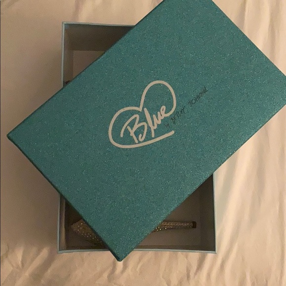 Betsy Johnson Bridal shoes blue bottom - Picture 4 of 4